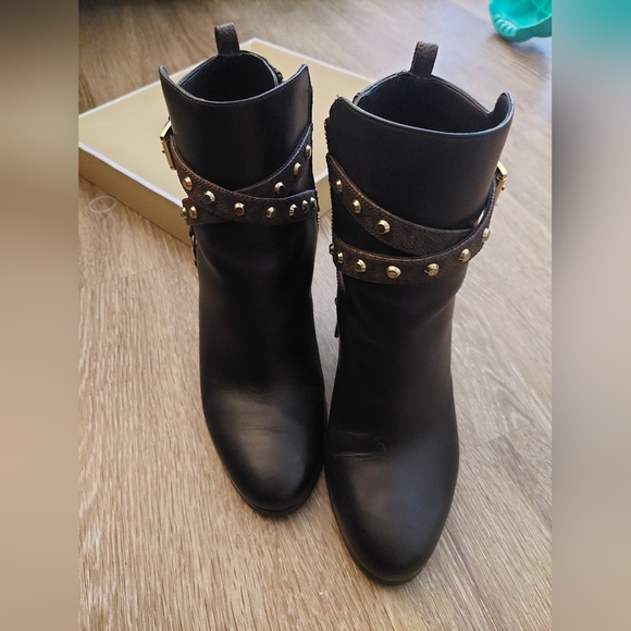 Michael Kohrs Booties - Picture 2 of 4